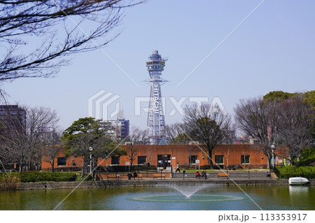 大阪　天王寺　茶臼山（茶臼山古墳）の河底池と通天閣など（春） 113353917