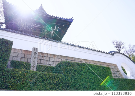 大阪　天王寺　一心寺の鐘楼と会津藩士墓地碑（春） 113353930