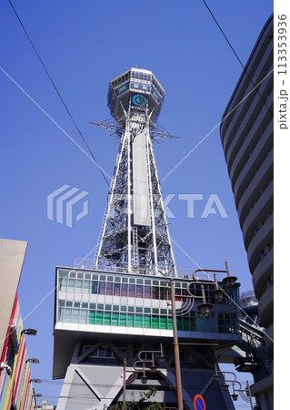 大阪　新世界　新世界本通から見た通天閣（北方向、春） 113353936