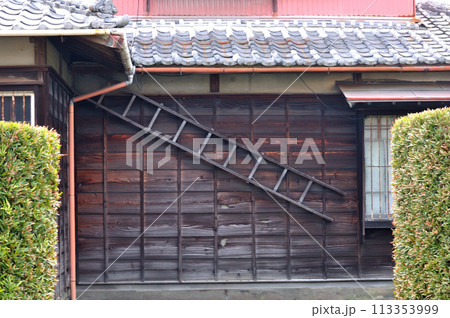 梯子のある家の風景 113353999