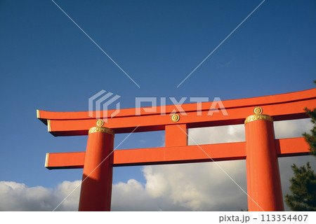京都平安神宮の赤鳥居 113354407