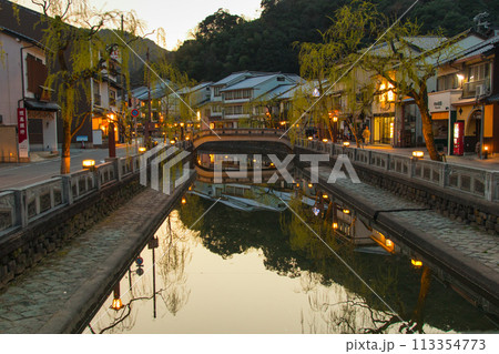 城崎温泉夕景~辨天橋から桃島橋方面の眺め~(兵庫県-城崎温泉) 城崎温泉夕景~辨天橋から桃島橋方面の眺め~(兵庫県-城崎温泉) 113354773