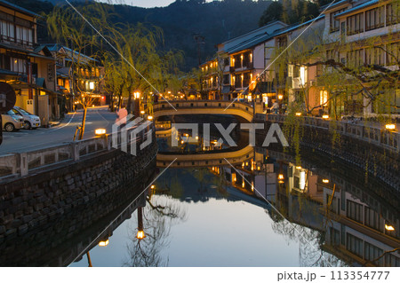 城崎温泉夕景~桃島橋から柳湯橋方面の眺め~(兵庫県-城崎温泉) 城崎温泉夕景~桃島橋から柳湯橋方面の眺め~(兵庫県-城崎温泉) 113354777