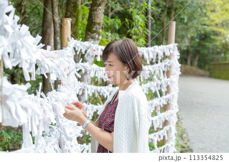 日本に来る外人旅行者向けの神社参拝、お参りマニュアル(おみくじ編)です 日本に来る外人旅行者向けの神社参拝、お参りマニュアル(おみくじ編)です 113354825