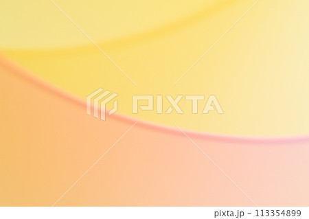 うす赤色・オレンジ色系のライン背景　半透明感 113354899