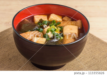 具だくさんの赤だし味噌汁 113355826