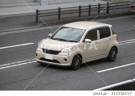 コンパクトカー　道路走行 113356157