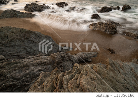波が打ち寄せる 113356166