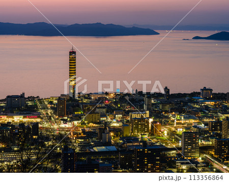 街の夜景　香川県の宇多津　青ノ山山頂展望台 113356864