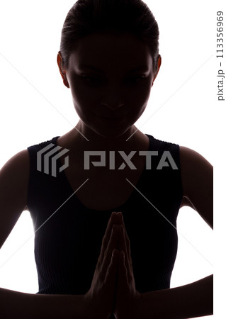 Young woman looking with hope and request - front view 113356969