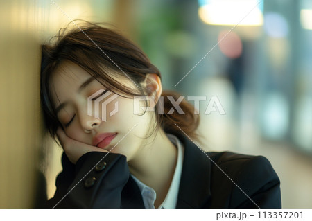 仕事終わりに寝てしまう女性 仕事終わりに寝てしまう女性 113357201