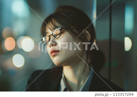 仕事終わりに寝てしまう女性 113357204