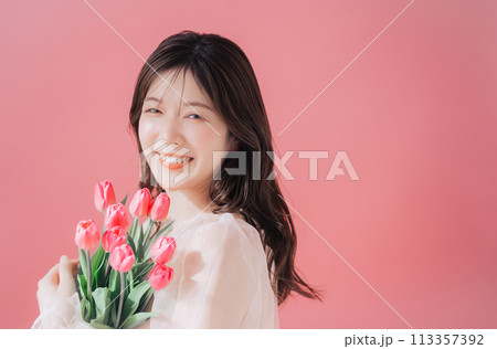 チューリップの花束を持つ女性 チューリップの花束を持つ女性 113357392