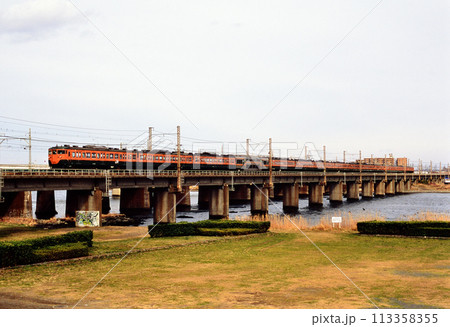 2004年　東海道線を走る113系普通電車15両　 113358355