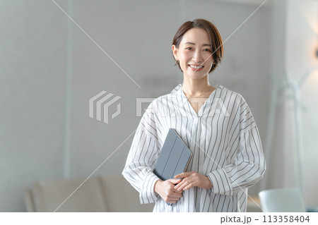 タブレットを持った女性 タブレットを持った女性 113358404