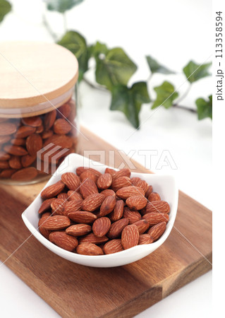 皿に盛られたアーモンド 皿に盛られたアーモンド 113358594