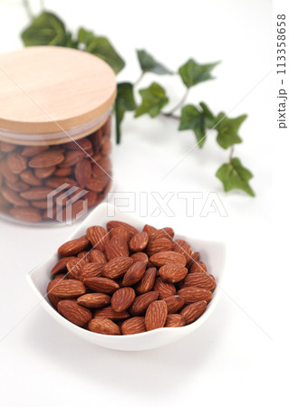 皿に盛られたアーモンド 113358658