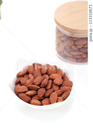 皿に盛られたアーモンド 113358671