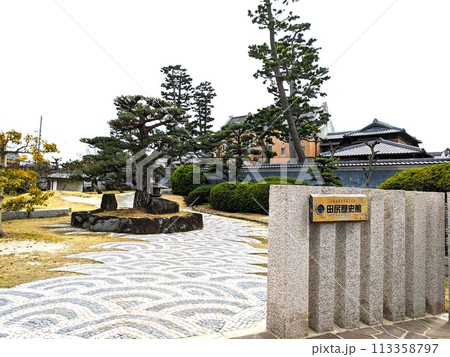 大阪の田尻歴史館の門から望む庭園と和館と洋館 113358797