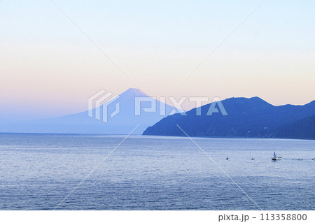 西伊豆からの駿河湾越しの美しい紅富士 西伊豆からの駿河湾越しの美しい紅富士 113358800