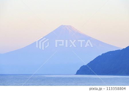 西伊豆からの駿河湾越しの美しい紅富士 113358804