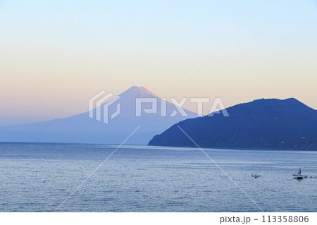 西伊豆からの駿河湾越しの美しい紅富士 113358806