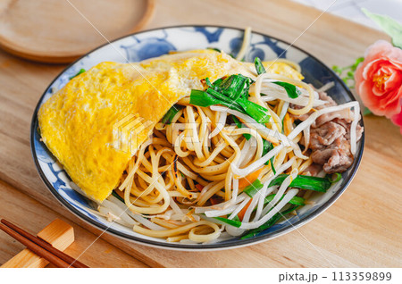 卵をのせたニラと豚肉の焼きそば 卵をのせたニラと豚肉の焼きそば 113359899