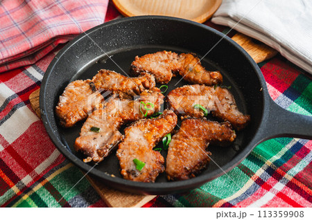スキレットで焼くかつおのタタキ スキレットで焼くかつおのタタキ 113359908
