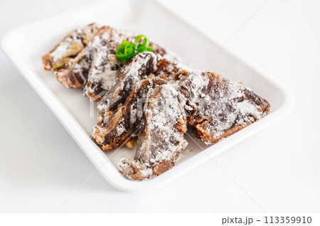 粉をまぶしたカツオのタタキ 粉をまぶしたカツオのタタキ 113359910