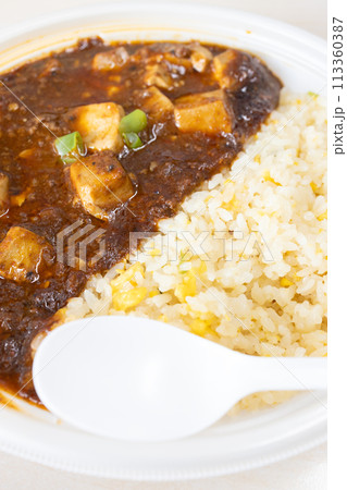 おいしいコンビニ弁当の麻婆豆腐チャーハン 113360387