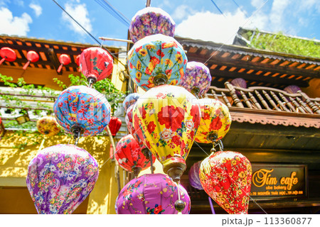 ランタンで有名なベトナムにあるホイアンの美しい街並み風景 113360877