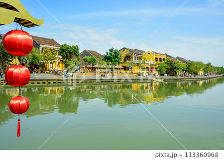 ランタンで有名なベトナムにあるホイアンの美しい街並み風景 113360968