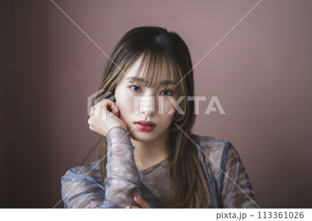 カメラ目線の20代半ばの女性 ポートレート カメラ目線の20代半ばの女性 ポートレート 113361026