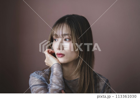 20代半ばの女性　横顔　ポートレート 113361030