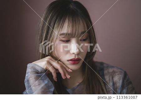 20代半ばの女性 ポートレート 20代半ばの女性 ポートレート 113361087