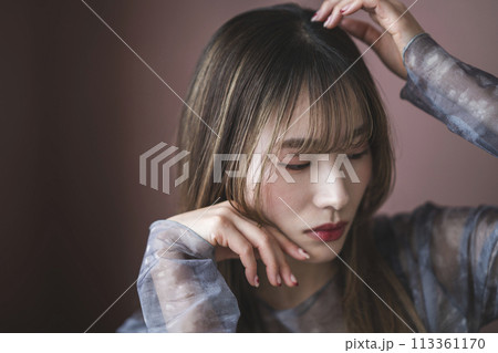 20代半ばの女性　ポートレート 113361170