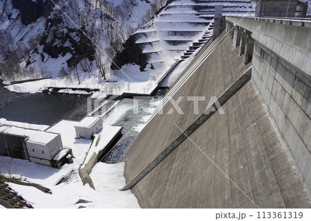 徳富ダムの春(放水中) 徳富ダムの春(放水中) 113361319