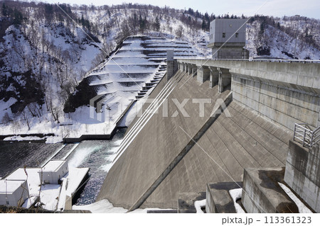 徳富ダムの春（放水中） 113361323