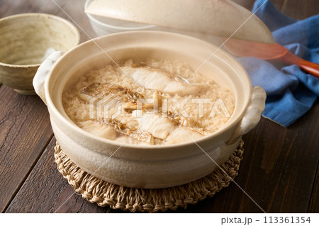 土鍋で炊いた鯛めし 土鍋で炊いた鯛めし 113361354
