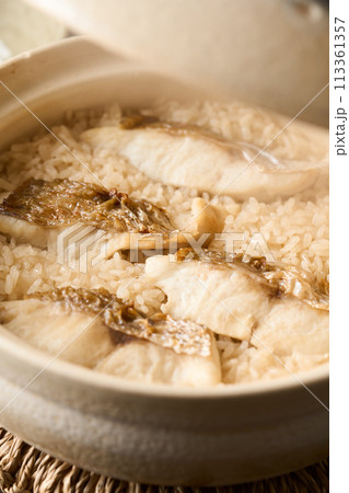 土鍋で炊いた鯛めし 土鍋で炊いた鯛めし 113361357