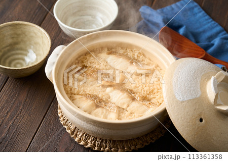 土鍋で炊いた鯛めし 土鍋で炊いた鯛めし 113361358