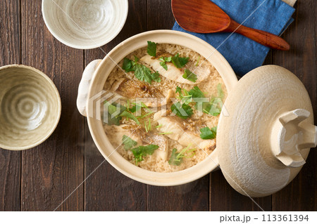 土鍋で炊いた鯛めし 土鍋で炊いた鯛めし 113361394