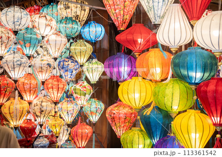 世界遺産の街ホイアンでライトアップされたランタンのとても美しい夜景 世界遺産の街ホイアンでライトアップされたランタンのとても美しい夜景 113361542