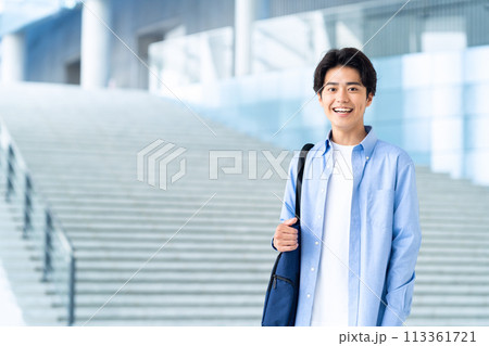 キャンパスライフを楽しむ大学生の男性 113361721