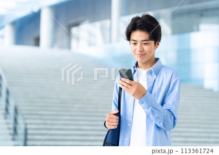 キャンパスライフを楽しむ大学生の男性 キャンパスライフを楽しむ大学生の男性 113361724