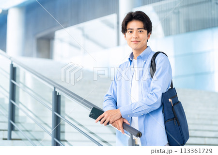 キャンパスライフを楽しむ大学生の男性 113361729