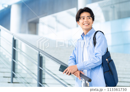 キャンパスライフを楽しむ大学生の男性 キャンパスライフを楽しむ大学生の男性 113361730