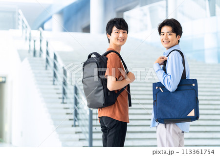 キャンパスライフを楽しむ大学生の男性 113361754