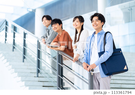 キャンパスライフを楽しむ大学生の男性 113361794