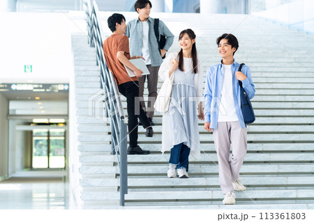 キャンパスライフを楽しむ大学生の男性 113361803